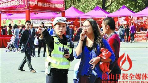 中國僑網(wǎng)民警在禪城迎春花市維持秩序,。 佛山市公安局供圖