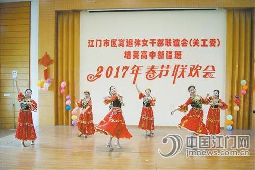 中國僑網(wǎng)老大姐們?cè)诂F(xiàn)場(chǎng)為新疆班學(xué)生表演民族舞蹈,。