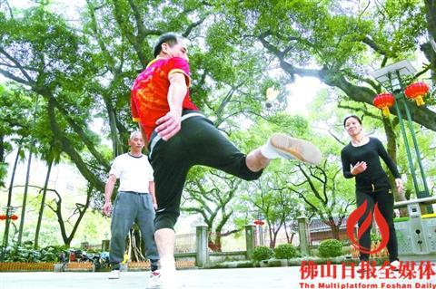 中國僑網(wǎng)昨日(2月2日)是春節(jié)長假最后一天,,天氣晴好,,一些市民身著短衫在禪城區(qū)中山公園踢毽子,。 / 佛山日報攝影俱樂部吳宇攝
