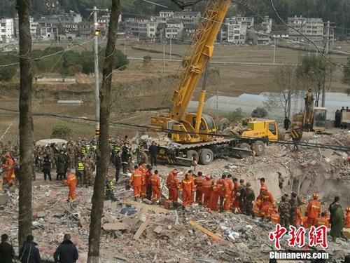 中國(guó)僑網(wǎng)圖為民房坍塌事件救援現(xiàn)場(chǎng),。 徐明 攝