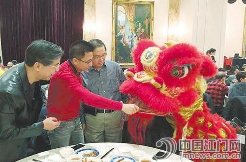 中國(guó)僑網(wǎng)多倫多的朋友給簡(jiǎn)雄輝發(fā)來(lái)他們過(guò)年的照片,。