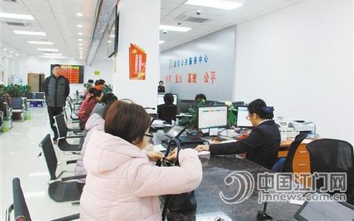 中國僑網在堤東“邑門式”服務中心,,昨日已有不少群眾前來辦理業(yè)務,。