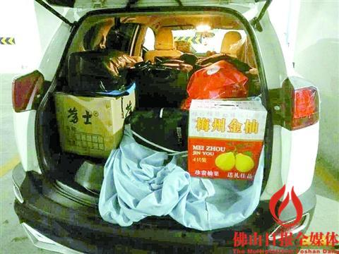 中國僑網(wǎng)客家人小暉的車尾箱裝滿了沙田柚等家鄉(xiāng)特產(chǎn),還有一整桶雞鴨鵝,。