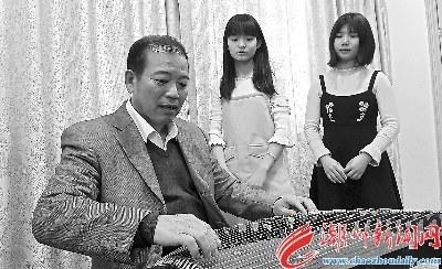 中國(guó)僑網(wǎng)蘇奕豐教導(dǎo)學(xué)生演奏技巧。 本報(bào)記者 莊園 攝