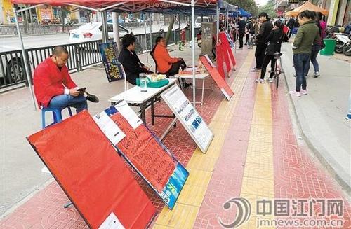 中國僑網(wǎng)江門江海區(qū)高新西路的“馬路招聘市場”已經(jīng)初具規(guī)模,,但求職者并不多,。