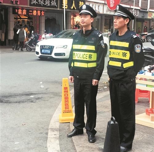 中國僑網(wǎng)正月初二,楊衛(wèi)國(右一)隱瞞病情上街執(zhí)勤,。