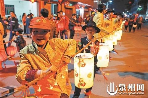 中國僑網昨(2月5日)晚,南安英都舉行“拔拔燈”民俗活動,,吸引了近萬人參與,。(陳曉東 攝)