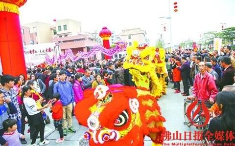 中國(guó)僑網(wǎng)2月6日,獅山大圃舉行春色巡游活動(dòng),,20個(gè)方陣近700名演員,,喜慶地走上街頭表演,演繹大圃春韻,,吸引眾多街坊夾道圍觀,。/佛山日?qǐng)?bào)記者王偉楠攝