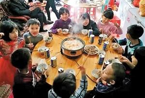 中國(guó)僑網(wǎng)潮州年夜飯小朋友們最開心。