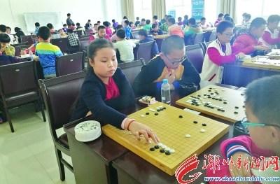中國僑網(wǎng)2月6日,,第11屆中國城市“電信杯”少年圍棋賽在潮州落子。圖為比賽場面,。 蘇鎮(zhèn)松 攝