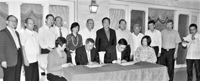 中國僑網(wǎng)陳祖昌(前排左二)與馮志農(nóng)主任簽署捐建福建省僑心學(xué)校協(xié)議書,。