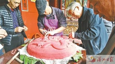 中國(guó)僑網(wǎng)圖為黃天賜和幫手們?cè)谥谱鞔蠹t團(tuán)。