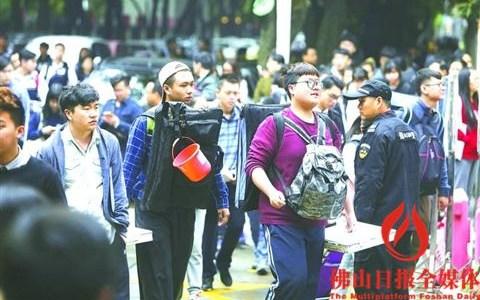 中國僑網(wǎng)2月8日,2017年全國普通高等院校藝術(shù)類專業(yè)??奸_鑼,,南海藝術(shù)高級中學作為全省考點之一,首日迎來報考湖南工業(yè)大學約4000名藝術(shù)類考生,。/佛山日報記者王偉楠攝