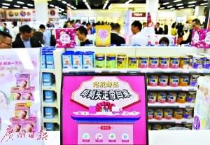 中國僑網市民在南沙一家跨境商城選購商品,。 廣州日報全媒體記者黎旭陽 攝