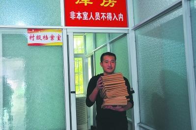 中國僑網(wǎng)城廂區(qū)華亭鎮(zhèn)綜合檔案室負(fù)責(zé)人為申請(qǐng)查詢的群眾查找檔案材料,。