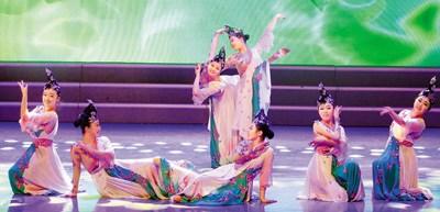 中國(guó)僑網(wǎng)圖為通化市歌舞劇團(tuán)演員表演舞蹈《馬蘭開花》