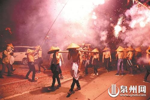 中國僑網(wǎng)奇特的“炸佛”民俗每年吸引不少人觀看