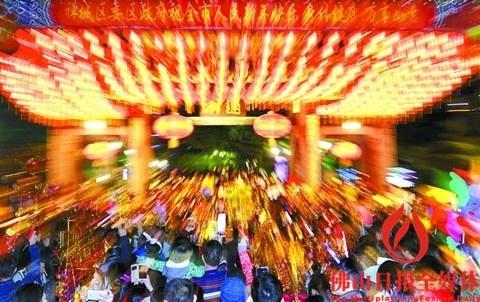 中國(guó)僑網(wǎng)通濟(jì)牌坊前人頭攢動(dòng),。元宵行通濟(jì)當(dāng)晚,超73萬(wàn)人次順利通過(guò)通濟(jì)橋,。/佛山日?qǐng)?bào)記者甘建華攝