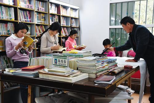 中國僑網(wǎng)孩子們在安靜看書,,書法愛好者在一旁練字 本報記者 陳王麗 攝