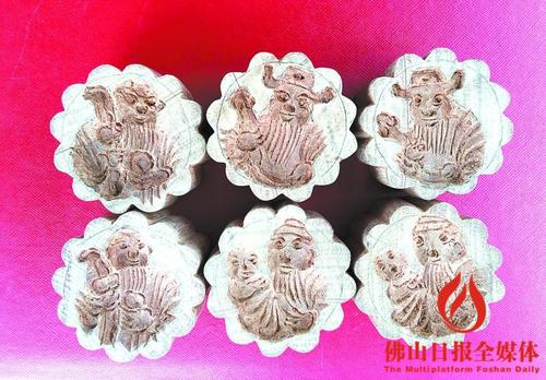 中國(guó)僑網(wǎng)佛山餅印傳承人楊海成用木材雕刻6個(gè)圓柱作品,,周邊雕有12道齒輪,而面上則刻有“福祿壽”圖案,,栩栩如生,。