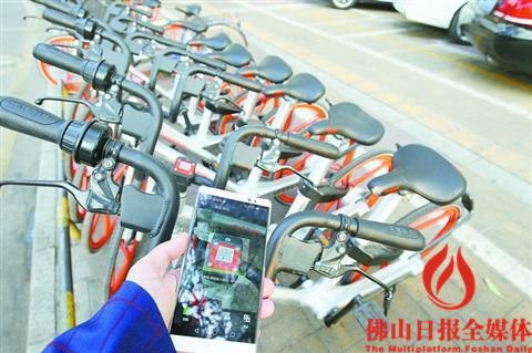 中國僑網(wǎng)2月15日,,禪城垂虹路一家書店門前停著一排共享單車,掃描二維碼才可開鎖騎走,。/佛山日報記者張弘弢攝