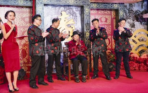 中國僑網(wǎng)子女們?yōu)楦赣H賀壽