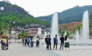 中國僑網(wǎng)容縣白鶴塘景區(qū)是在創(chuàng)建廣西特色旅游名縣過程中重點打造的旅游品牌,,目前項目進展順利,。