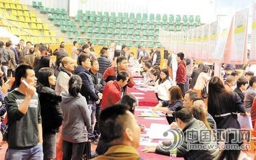 中國僑網(wǎng)今年恩平首場大型招聘會(huì)有106家企業(yè)參加,提供崗位1870個(gè),,吸引了眾多求職者,。 陳明思 攝