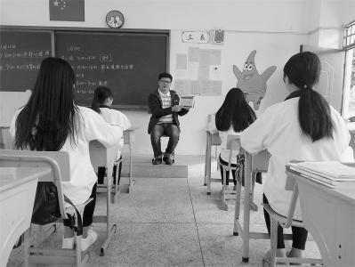 中國(guó)僑網(wǎng)李志城在給南安市工業(yè)學(xué)校的學(xué)生上課,講授南音相關(guān)知識(shí),。