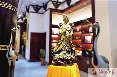 中國僑網(wǎng)走進(jìn)一樓展區(qū),一尊栩栩如生的媽祖圣像矗立正中央,。