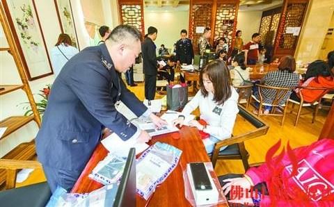 中國僑網(wǎng)昨日(2月19日),,“颶風(fēng)2016”打擊盜搶專項行動被盜物品發(fā)還儀式上,,展示的被盜手機(jī)。/佛山日報記者王澍攝