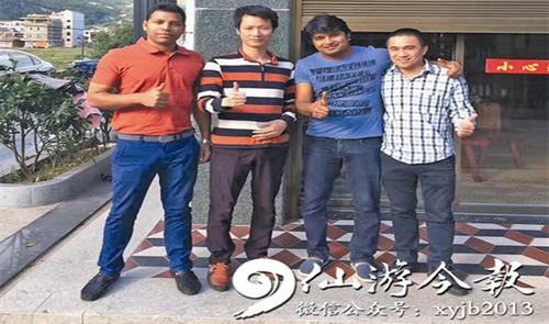 中國僑網(wǎng)陳劍鋒與他的外國客戶(資料圖)