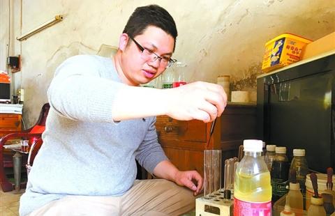 中國僑網(wǎng)駱光平對養(yǎng)魚戶帶來的魚塘水進行化驗,,推測魚塘內(nèi)藻類生長情況。