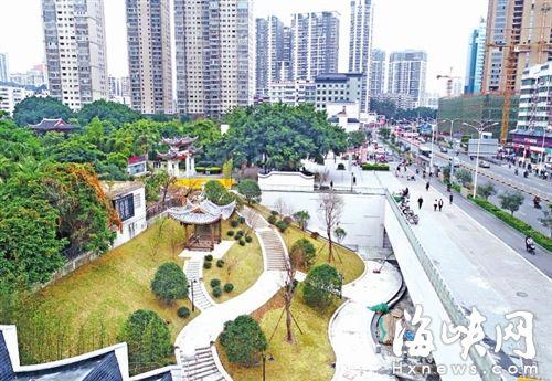 中國僑網(wǎng)茶亭公園西門前的“地下公園”,位于馬路以下,,落差十余米