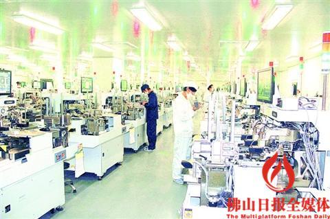 中國僑網(wǎng)國星光電封裝車間,,工人在操作機器,。/企業(yè)供圖