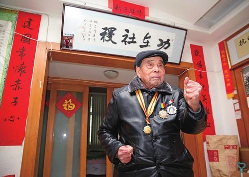 中國僑網(wǎng)吳尚志老人在家中展示南拳