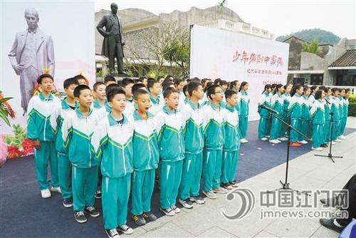 中國(guó)僑網(wǎng)學(xué)生們?cè)诹簡(jiǎn)⒊~像面前朗誦梁?jiǎn)⒊慕?jīng)典作品,,以此紀(jì)念梁?jiǎn)⒊?。馮瑤君 攝