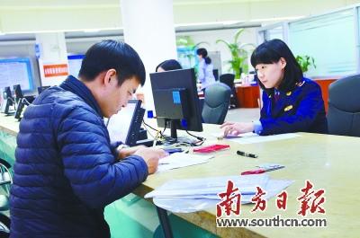 中國僑網(wǎng)江門推行“多證合一”改革,今后開辦企業(yè)只需要跑一個窗口。全澤超攝