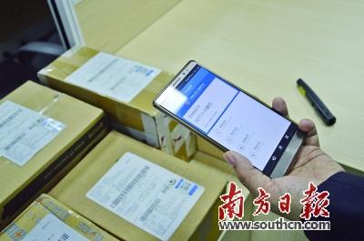 中國僑網(wǎng)日后,,消費(fèi)者只要掃一掃快遞上的二維碼即可掌握商品的全程溯源信息,。 潘偉珊 攝