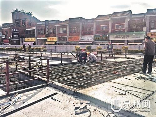 中國僑網(wǎng)施工人員正在對德濟門遺址廣場觀賞臺進行拆除作業(yè)
