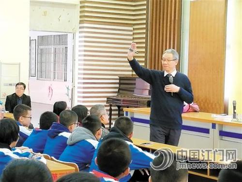 中國僑網(wǎng)老科學(xué)家白武明在講“地球的秘密”。