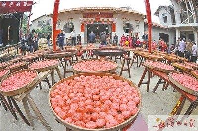 中國僑網(wǎng)泗華村晾曬在大簸箕上的紅豆腐丸,。