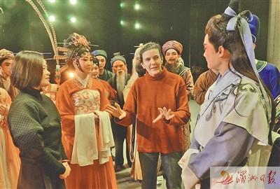 中國僑網(wǎng)李雅娟和莆仙戲演員面對面交流戲曲表演,。