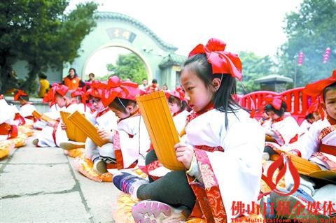 中國僑網(wǎng)參加活動的學子穿傳統(tǒng)漢服朗誦《弟子規(guī)》,。28日,三水區(qū)蘆苞鎮(zhèn)胥江祖廟舉辦“文昌高照·金榜題名”活動,。/佛山日報記者陳浩森攝