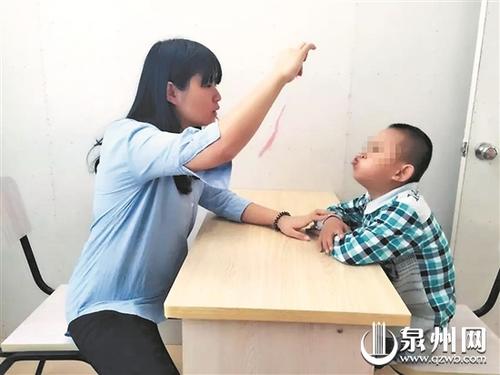中國僑網(wǎng)共同傳承傳統(tǒng)文化 此次獲評(píng)“教育世家”的林藝蓉一家也有說不盡的教育情緣。 林藝蓉說,,自己之所以從事教師這個(gè)職業(yè),,與父母的從教經(jīng)歷分不開。林藝蓉年過八旬的母親早在1959年就開始在晉江蚶江中心小學(xué)任教,,而父親林祖炳也曾經(jīng)在該校擔(dān)任兼課老師,。父母在家營造出的書香氛圍,以及對(duì)子女言傳身教的教育方式,,是林藝蓉選擇教師這一職業(yè)的重要原因,。1982年,從泉州師范學(xué)院畢業(yè)后,,林藝蓉回到了母親曾經(jīng)從教的晉江蚶江中心小學(xué)擔(dān)任教師,,并在之后的30多年中,始終堅(jiān)守在教書育人的崗位上,。 同樣受家庭氛圍的影響,,不僅林藝蓉的兄弟姐妹先后步入教師隊(duì)伍,在去年8月,,林藝蓉的女兒也在博士畢業(yè)后選擇到華僑大學(xué)任教,,家中的從教人數(shù)拓展至了7人?!艾F(xiàn)在,,我們一家人既是老師也是民間燈謎傳承人?!绷炙嚾卣f,,除了同父母一樣投身于教育事業(yè)中,,家人也受到身為傳統(tǒng)燈謎專家的父親的影響,不遺余力地將家鄉(xiāng)的民間傳統(tǒng)文化——“猜燈謎”傳授給學(xué)生們,。近年來,,林藝蓉一直都參與學(xué)校的燈謎校本課程開發(fā)與教授,,并通過自身的所學(xué)所知來為學(xué)生們傳授傳統(tǒng)文化,。