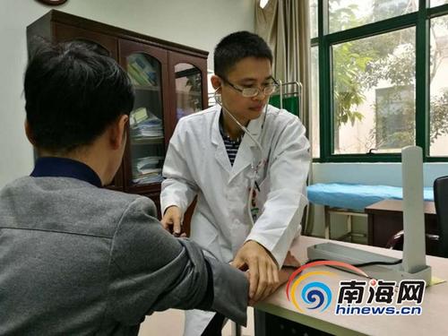 中國僑網(wǎng)萬寧市人民醫(yī)院的急診科醫(yī)生王茂武正在幫市民看病,。南海網(wǎng)記者 高鵬 攝