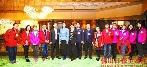 中國僑網昨日,,部分佛山的全國人大代表與佛山日報社采訪全國兩會特派記者合影,。佛山日報記龍翔攝