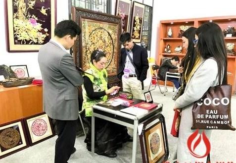 中國僑網(wǎng)饒寶蓮展示佛山剪紙,。受訪者提供