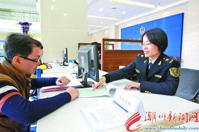 中國僑網(wǎng)工作人員正在為企業(yè)辦理東盟原產(chǎn)地證,。 肖燁 攝