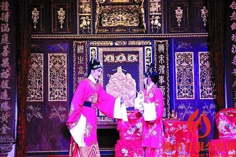 中國(guó)僑網(wǎng)粵劇名家在用嶺南藏品還原的古戲臺(tái)上演出。